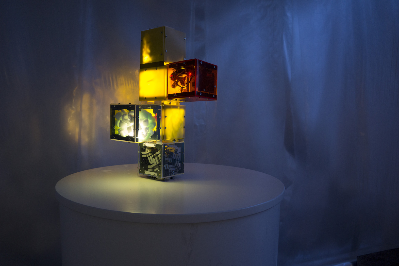 Komische Kunstrukt - interaktive Skulptur made from single connecting cubes Komische Kunstrukt - interaktive Skulptur made from single connecting cubes