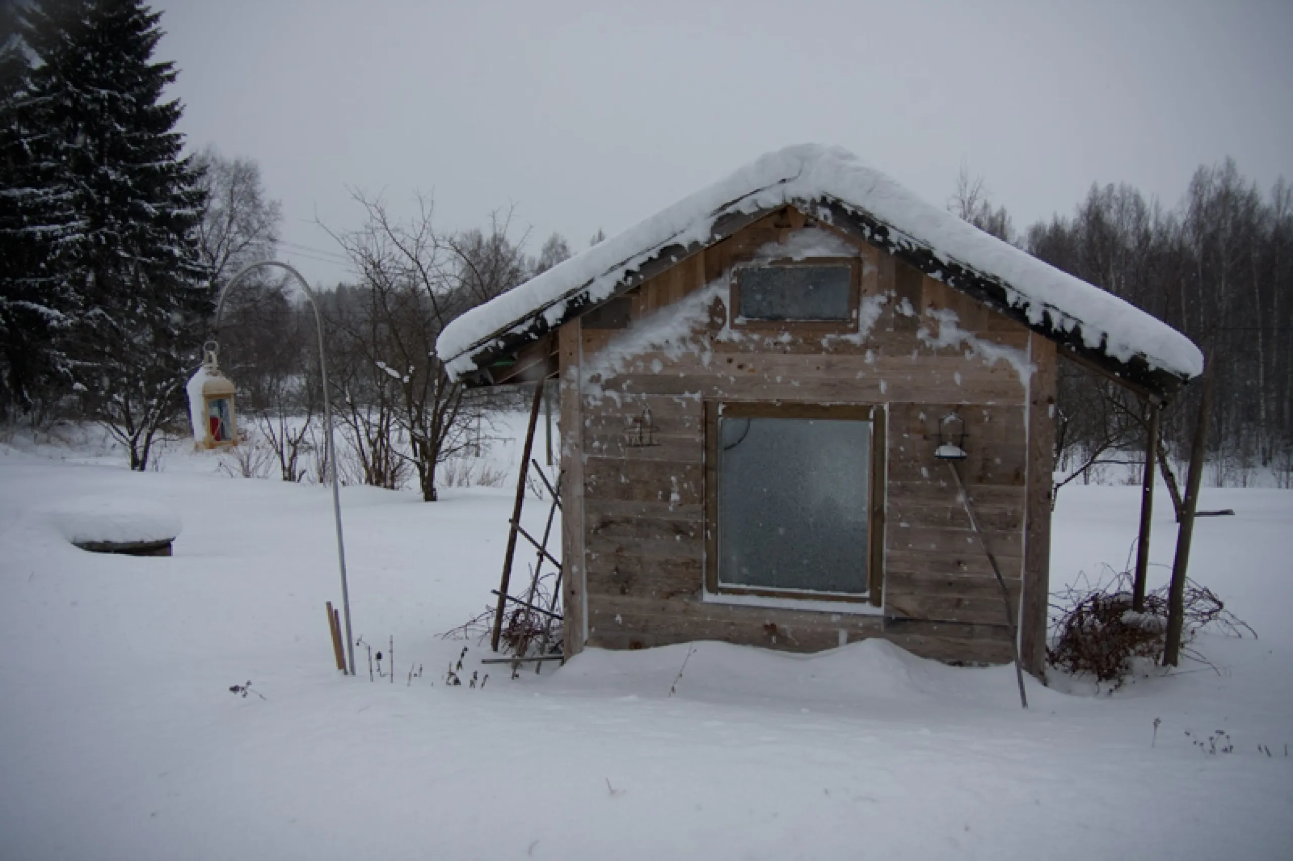 tontun talo - snow on a small building 