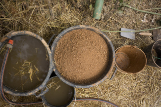 Clay testing at the ecovillage Tamer in Portugal
