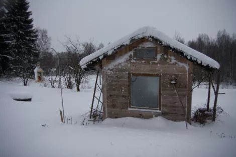 tontun talo - snow on a small building