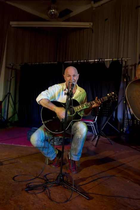 A musician performing a song at the Unperfekthaus in Essen