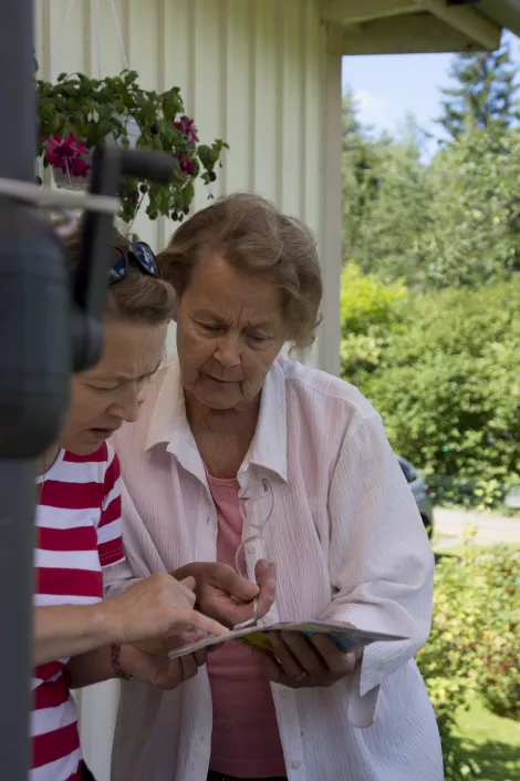 2 people talking over a note